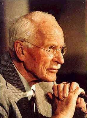 荣格Carl Gustav Jung,(1875～1961)，瑞士心理学家和精神分析医师，分析心理学的创立者。出生于瑞士东北部康斯坦斯湖畔一个名叫凯斯维尔的乡村。荣格是一个智力早熟的人，他性格孤僻，想象力丰富。十几岁时就广泛阅读过古希腊罗马哲学家、中世纪经院神学家以及近代哲学家黑格尔、康德、叔本华、尼采等人的著作。早期曾和S.弗洛伊德合作。后来，由于观点的不同，两个人分道扬镳。他的分析心理学因集体无意识和心理类型的理论而声名远扬。