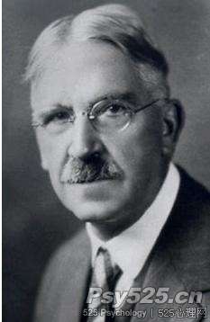 约翰·杜威（John Dewey，1859-1952）生于美国的佛蒙特州，在佛蒙特大学读书。1884年获哲学博士学位，之后在密执安大学任教这期间，詹姆士的《心理学原理》在引导杜威把经验的意义归于有机体与环境的相互作用，并积极地适应环境方面起到关键性的作用。1886年他出版了第一本美国心理学教科书，在当时很受欢迎。1894年到芝加哥大学任教，担任哲学、心理学和教育学系主任。这期间，他创办芝加哥实验学校，从事教育革新，试图将教育学与心理学紧密地联系起来。1904年转到哥伦比亚大学，直到1930年退休。